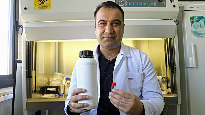 Erciyes Üniversitesi Ziraat Fakültesince hazırlanan projeyle toplanıp izole edilerek hazırlanan bakteri laboratuvarlarda işleniyor ve uygun ortamlarda saklanıyor. Şeker pancarı köklerinden titizlikle toplanan bakteriler, 5 milimetrelik şişelerle piyasaya sunulmak için gün sayıyor.