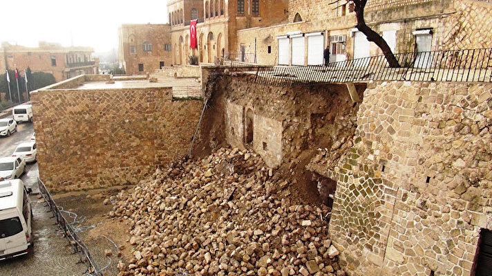 25 Şubat 2000'de UNESCO Dünya Kültür Mirası Geçici Listesi'ne alınan Mardin'de, son günlerde etkili olan aşırı yağıştan kaynaklı, 1850 yılında inşa edilen Hükümet Konağı'nın istinat duvarının bir bölümü yıkıldı.