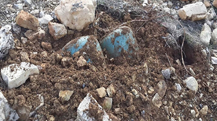 Diyarbakır'ın Lice ilçesi kırsalında terör örgütü PKK'ya yönelik operasyonda, 3 farklı noktada 120 metre çoklu bakır kabloyla birbirine irtibatlı 5 tüp ve 120 kilogram amonyum nitrat ile hazırlandığı belirlenen el yapımı patlayıcı bulunduğu bildirildi.