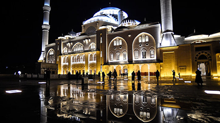 Cumhuriyet tarihinin en büyük camisi olan Çamlıca Camii'nde ilk ezan bu sabah okundu.