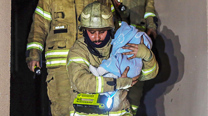Güngören'de 5 katlı binanın giriş katındaki elektrik panosundan çıkan yangında üst katlarda mahsur kalan ve tahliye edilen 4'ü çocuk 16 kişi, dumandan etkilendi.