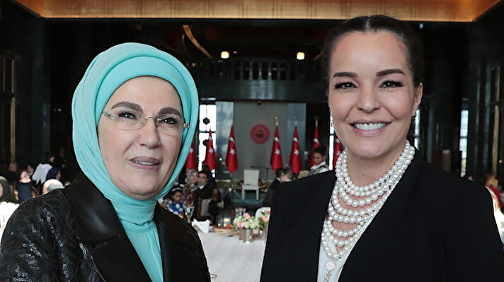 Cumhurbaşkanı Recep Tayyip Erdoğan'ın eşi Emine Erdoğan, 8 Mart Dünya Kadınlar Günü etkinlikleri kapsamında, koruyucu aileler, devlet koruması altında büyüyen çocuklar, iş insanları, sanatçılar ve gazetecilere Cumhurbaşkanlığı Külliyesi Kış Bahçesi'nde yemek verdi.  