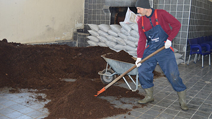 Afyonkarahisar'da 11 yıl Küçük ve Orta Ölçekli İşletmeleri Geliştirme ve Destekleme İdaresi Başkanlığının (KOSGEB) proje desteklerinden yararlanacaklara danışmanlık yapan Resul Sündük, girişimcilere örnek olmak için kurduğu tesiste 70 milyon solucanla sera ve meyve üreticilerine organik gübre üretiyor.