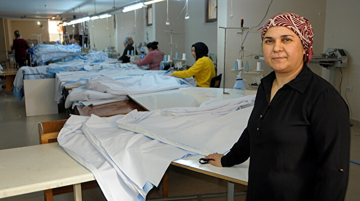 Evli ve 2 çocuk annesi Emine Kocabıyık, 2004 yılında tekstil atölyesinde makineci olarak işe başladı. 
