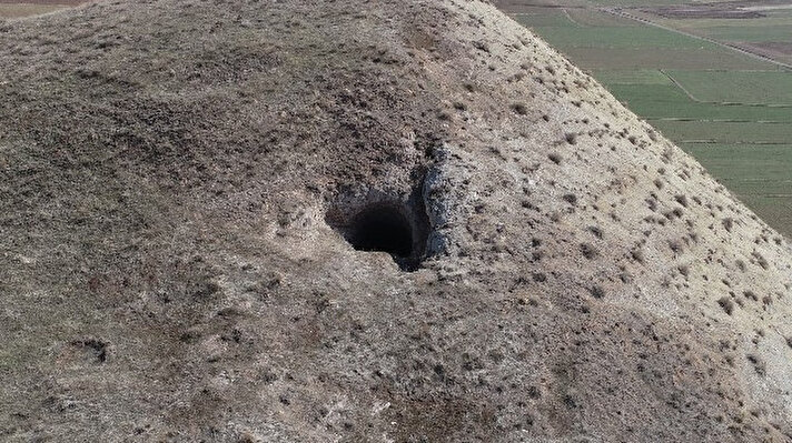 Hafik ilçesi Durulmuş köyünde bulunan Delikli Tepe höyüğünün tepe kısmında bulunan gizli insan yapımı esrarengiz tünelin basında yer almasının ardından, tünel macera arayanların uğrak yeri oldu. 
