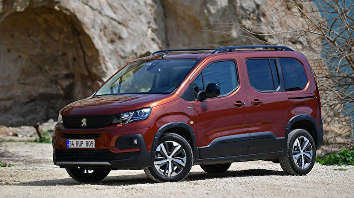Yeni Peugeot RIFTER, 100 ve 130Hp'lik iki dizel motor, 5 ileri düz, 6 ileri düz ve 8 ileri tam otomatik EAT8 şanzımanları ile Türkiye'de satışa sunuluyor.  
