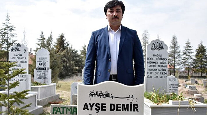 3 yıl önce vefat eden kardeşi Ayşe Demir’in mezar taşını diğer taşlardan farklı bir şey yapmak için kolları sıvayan Durmuş Ali Çınar, sesli dua okuyup ölen kişi hakkında bilgi veren taş tasarladı.
