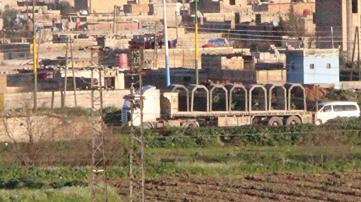 Nusaybin'in karşısında bulunan Kamışlı'daki PKK/YPG'li teröristler, sınır hattında aylar önce Türkiye'nin sınır ötesi operasyonuna karşı hendek kazmaya başladı.