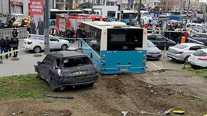 Fatih Beyazıt'ta bir halk otobüsü yaya yoluna girdi.