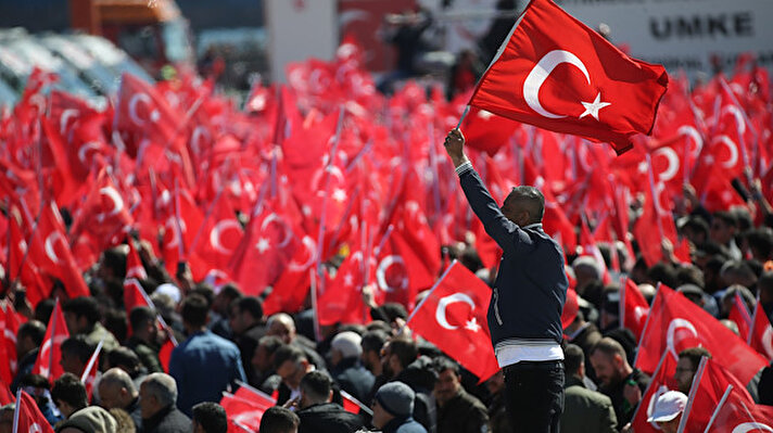 Miting alanına ellerinde Türk bayraklarıyla giren vatandaşlar, zaman zaman Cumhur İttifakı'na destek sloganları atıyor.