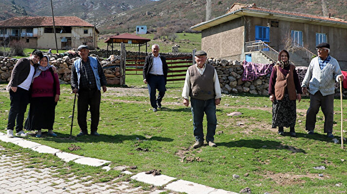 Afyonkarahisar'ın Sandıklı ilçesine bağlı Asmacık köyünde 7 hanede 14 kişi yaşıyor.
