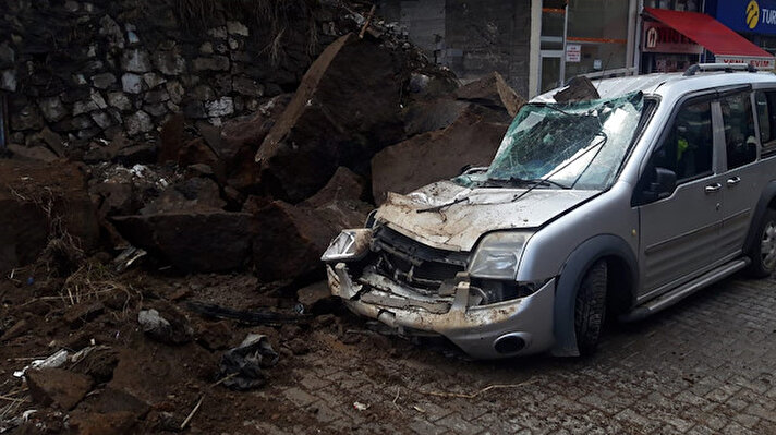 Bitlis kent merkezinde meydana gelen heyelanda, park halindeki 3 araçta hasar meydana geldi.
