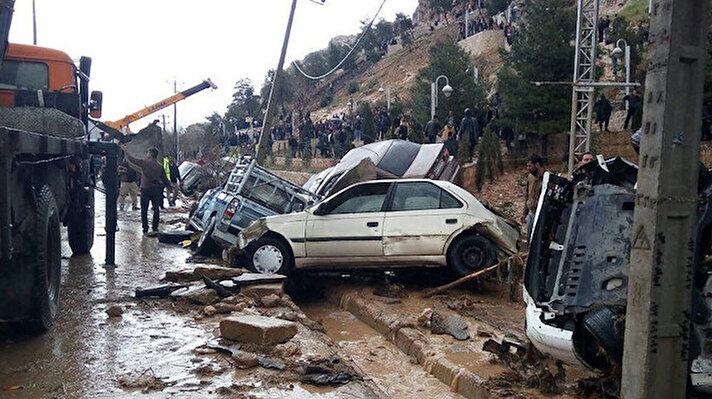  Şiraz kentindeki Kur'an-ı Kerim Kapısı Caddesi'nde bulunan 200'den fazla aracın sele kapıldı. 