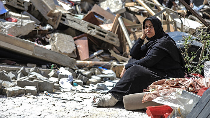 İsrail ordusunun Gazze'nin farklı noktalarına düzenlediği hava saldırıları nedeniyle birçok Filistinli aile evsiz kaldı.