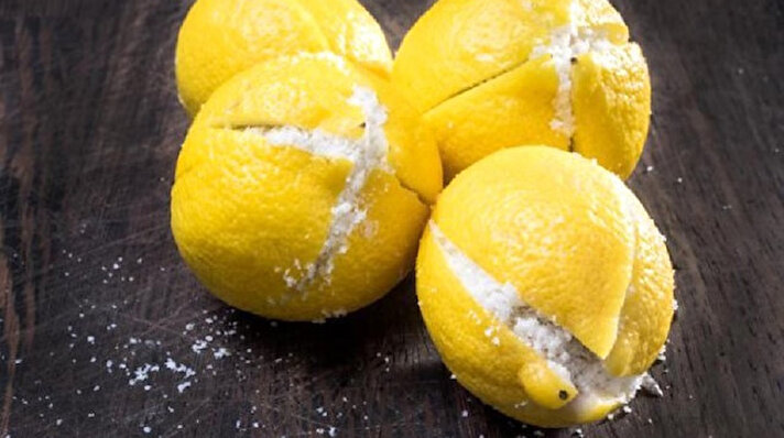 Bir bardak kadar limon sıkın.
