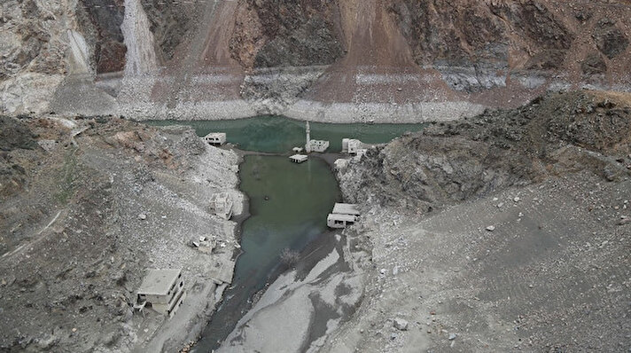 Artvin'de bulunan Çoruh Nehri üzerinde, 249 metre gövde yüksekliğiyle Türkiye'nin en yüksek barajı olma özelliğine sahip Deriner Barajı'nın azalan yağışlar nedeniyle suları çekildi. 