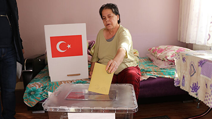 Türkiye genelinde vatandaşlar, 31 Mart Mahalli İdareler Genel Seçimleri için kurulan sandıklarda oy kullanmaya başladı. 