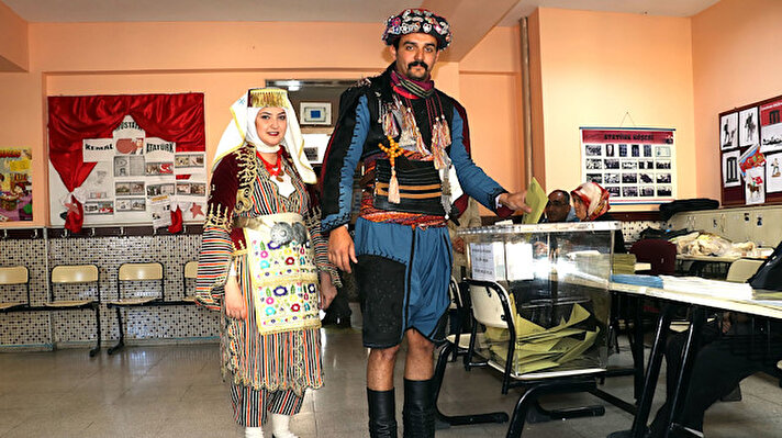 Aydın'da bir çift, 31 Mart Mahalli İdareler Genel Seçimleri için efe kıyafetleriyle sandık başına gitti.

