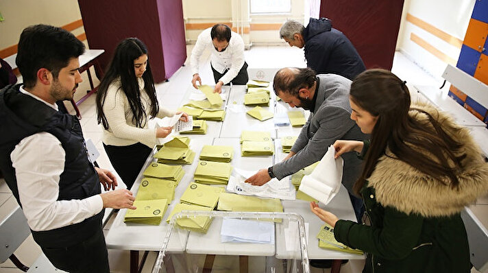31 Mart yerel seçimleri geride kaldı. Yüksek Seçim Kurulu Başkanı Sadi Güven, seçimlerin sona erdiğini ve sandıkların yüzde 80'ine ait tutanakların partilere iletildiğini söyledi.