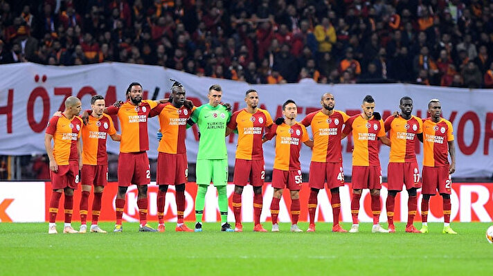 Süper Lig'de şampiyonluk yarışını sürdüren Galatasaray, bir yandan da yeni sezonun planlarını yapıyor. Sarı kırmızılılarda gelecek ve gidecek oyuncularla ilgili ​teknik heyetin raporu beklenirken Fenerbahçe'nin Galatasaraylı 3 futbolcuyu sezonun tamamlanmasıyla birlikte transfer edebileceği belirtildi.