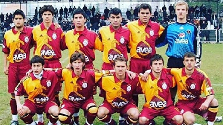 Abdullah Avcı 2004 yılında Galatasaray altyapısında görev yapmaya başladığında özel yetenekli futbolcularla karşılaştı. 2005 yılında Arda Turan'ın da yer aldığı o takımla PAF takımı şampiyonluğu yaşadı. 17 Yaş Altı Milli Takımı'nda görev almaya başladığında ise aynı futbolcularla tarih yazdı. Ancak altın jenerasyondan sadece Arda Turan hedeflerine ulaşabildi. Milli yıldızın dışındaki iki futbolcu kariyerine nokta koydu, diğerleri ise en kaba tabirle ‘futboldan ekmek yiyen’ adamlar haline dönüşebildiler.