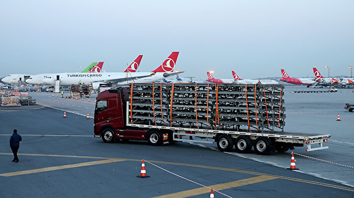 Atatürk Havalimanı’nda gece 03.00’da başlayan taşınma işlemleri sabahın ilk ışıklarıyla devam ediyor.