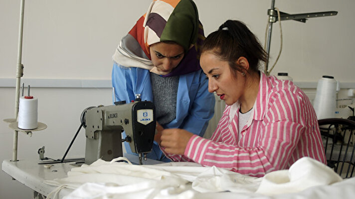 Anasınıfı öğretmeni Ayşe Dinler, 2016 yılında mesleğinden istifa ederek, baba mesleği olan tekstil sektörüne girdi. Kent merkezinde atölye kurma girişiminde bulunan Dinler, işyeri kiralarının pahalı olmasından dolayı bir daire kiraladı. 