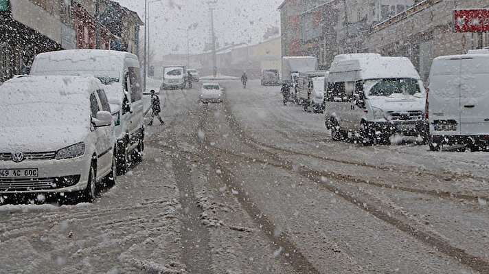 Bingöl'ün Karlıova ilçesi kar yağışıyla beyaza büründü. 