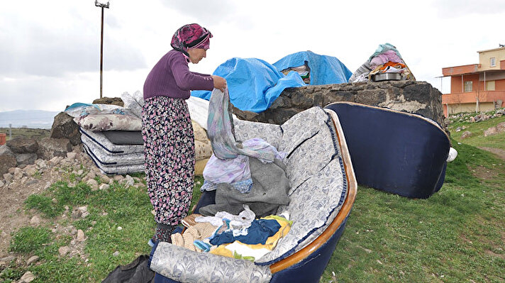 İlçenin kırsaldaki mahallelerinden Tabaklı'da, Nihat ve Emine Koçaslan çiftinin yaşadığı 2 odalı evde, elektrik kontağından çıkan yangında eşyaların büyük bölümü zarar gördü.
