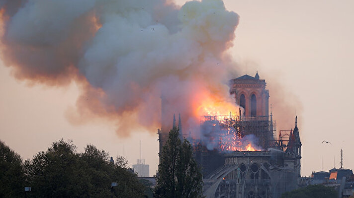 Fransa’nın başkenti Paris’in her yıl milyonlarca turist tarafından ziyaret edilen en ünlü yapılarından biri olan Notre Dame Katedrali’nde yangın çıktı.