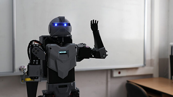 ​Denizli'nin Serinhisar ilçesindeki bir lisenin Bilişim Teknolojileri Öğretmeni Emrah Bozkurt, iki öğrencisiyle birlikte bir yıllık çalışma sonucu yürüyebilen, oturup kalkabilen ve selamlama yapabilen insansı robot "Ark"ı tasarladı.

