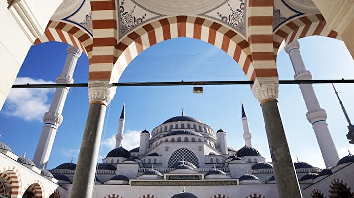 İmanın 6 şartını temsilen 6 minaresi vardır.  6 minaresinin 4'ü Anadolu'ya adım attığımız 1071 yılına atfen 107,1 metredir.