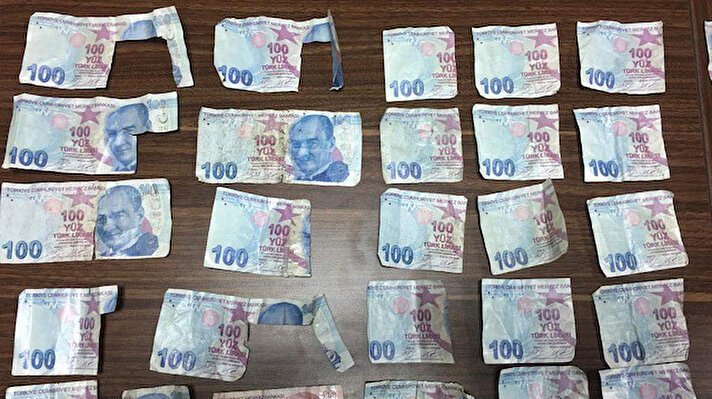 Mersin'de 10 liralık banknotların belirli parçalarını kullanarak hazırladıkları sahte 200 liraları ATM'lere yatırıp bankaları dolandırdıkları iddiasıyla gözaltına alınan 4 şüpheliden 2'si tutuklandı.