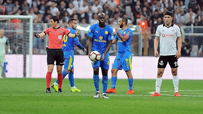 Beşiktaş'ın Ankaragücü ile oynadığı Süper Lig mücadelesinde yaşanan bir pozisyon sosyal medyada tartışmalara neden oldu. Hakem yorumcuları yaptıkları değerlendirmede bu pozisyonun derbiyi bile etkileyeceği düşüncesinde.