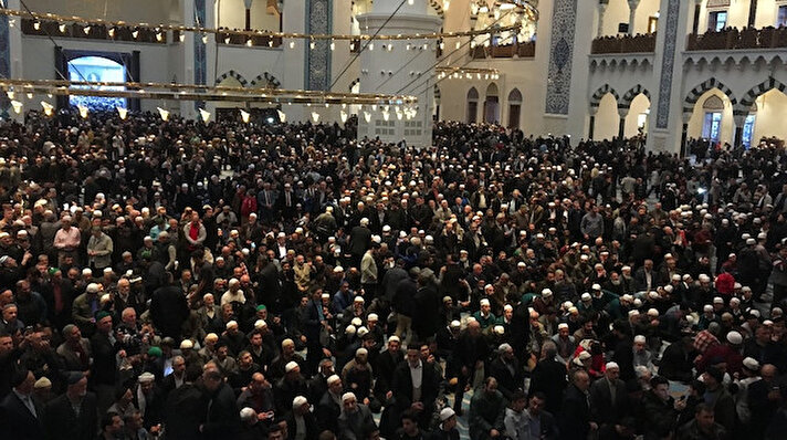 Diyanet İşleri Başkanlığı ve İstanbul İl Müftülüğü, sabah namazında binlerce genci Büyük Çamlıca Camii’nde buluşturdu.