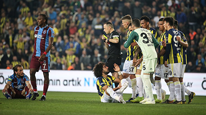 Fenerbahçe'nin, Trabzonspor'la 1-1 berabere kaldığı maçta sarı-lacivertlilerin savunma oyuncusu Sadık Çiftpınar çift sarı karttan kırmızı kart gördü.