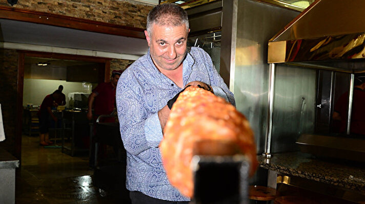 Kentte kaburga etinden yaptığı kebapla meşhur Yaşar Aydın'ın hazırladığı metrelik Adana boru kebabı için Türkiye'nin farklı noktalarının yanı sıra yurt dışından kente gelenler de ilgi gösteriyor. 
