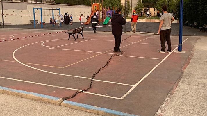 İstanbul Sancaktepe'de bir ilkokulun yanında bulunan parkta derin çatlaklar oluştu.