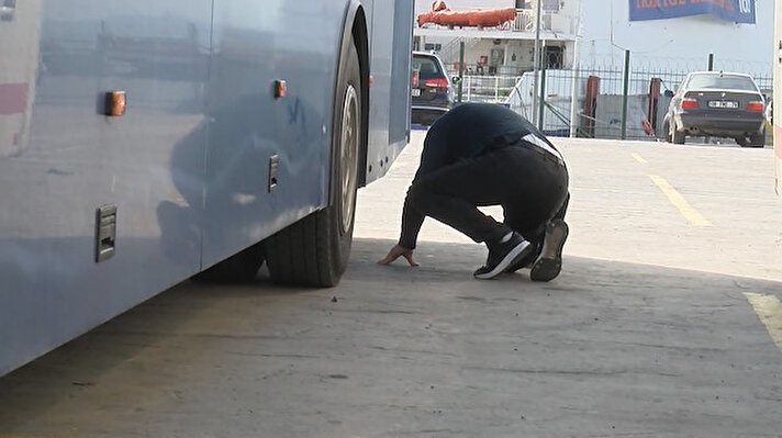 Yenikapı'da yurt dışına kaçak yollar ile gitmek isteyen yabancı uyruklu bir şahıs tur otobüsünün teker kısmındaki boşluğa gizlendi. 