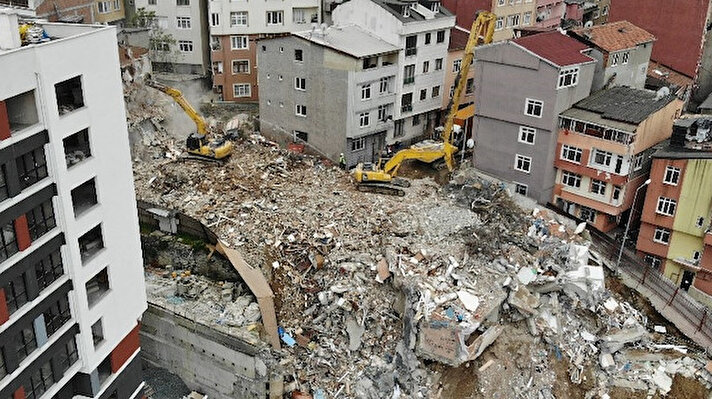 Kağıthane'de istinat duvarının ve bir binanın çökmesi sonucu semtte hasar gören ve yıkım kararı verilen 24 binanın yıkımına başlandı.