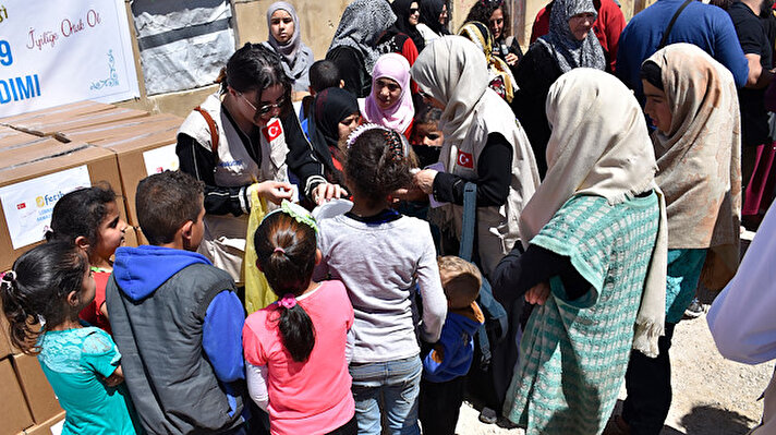 Sadakataşı Derneği Başkanı Kemal Özdal ve Fetih-Der Başkanı Yılmaz Bulat ile Lübnan'a gelen gönüllüler, Arsal beldesindeki kamplarda kalan Suriyeli mültecilere nakdi zekatları ve gıda kumanyalarını teslim etti.
