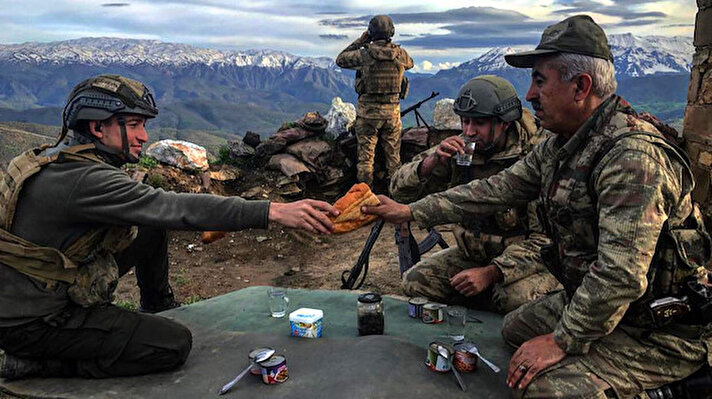 Bitlis'te komandolar ile güvenlik korucuları, ilk iftarlarını Hizan ilçesindeki bin 650 rakımlı Dokuztaş Üs Bölgesi'nde yaptı. Milletin huzuru ve güvenliği, vatanın bölünmez bütünlüğü için görev yapan komandolar ve güvenlik korucuları, ramazanı vatan savunması yaparken geçirmenin gururunu yaşadı.