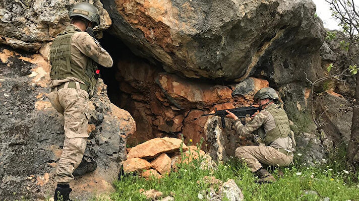 Diyarbakır'da terör örgütü PKK'ya yönelik düzenlenen operasyonda, 3 kış sığınağı kullanılamaz hale getirildi, 14 kilogram amonyum nitrat, 100 gram C-4 patlayıcı madde, 3 ruhsatsız av tüfeği, 550 kilogram esrar ele geçirildi.