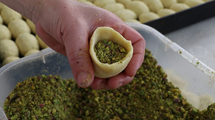 Mersin'de uzun yıllardır kerebiç üretimi ve satışını yapan Kerebiççi Oğuz, Ramazan ayında üretimi 2 kat artırdı. 
