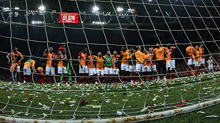 ​Galatasaray'ın Beşiktaş'ı 2-0 yenerek liderliğe yükselmesi sonrasında mücadeledeki hakem kararları tartışılmaya devam ediliyor. Sarı kırmızılıların bu galibiyetine ilişkin tecrübeli bir futbol yazarından olay çıkartacak sözler geldi.