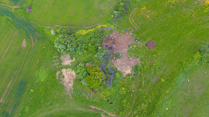 Çanakkale’nin Lapseki ilçesine bağlı Güreci köyünde bir tarlada kaçak kazı yapıldığı esnada zemin mozaiği ortaya çıktı.