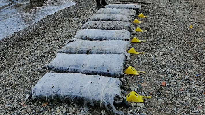 Ayvalık ilçesi Yellice Adası açıklarında uyuşturucu madde taşınan V.Y.'ye ait ahşap tekne, önceki gün battı. 