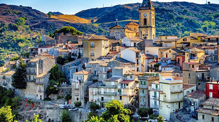 İtalya Sicilya'da bulunan Caltanissetta eyaletine bağlı bir belde olan Mussomeli, son yıllarda nüfus kaybı yaşıyor. Mussomeli Belediyesi, kasabayı yeniden canlandırmak, mimari mirasa sahip çıkmak ve turizmi canlandırmak için 11 bin terk edilmiş evi tanesi 1 Euro'dan satışa sundu.

