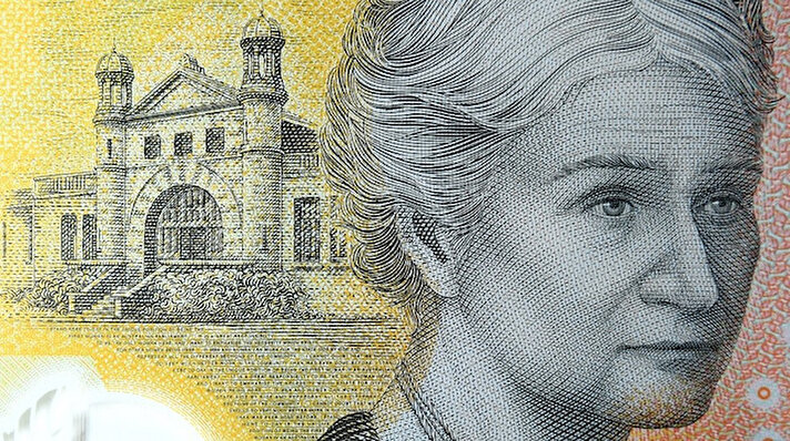 Avustralya'da 7 ay önce basılan 50 dolarlık banknotlarda yazım hatası tespit edildi. Yaklaşık 35 ABD doları değerinde olan sarı ve yeşil banknotlar geçen Ekim ayında basılmaya başladı. Banknotlar bir çok güvenlik özelliğine sahip.