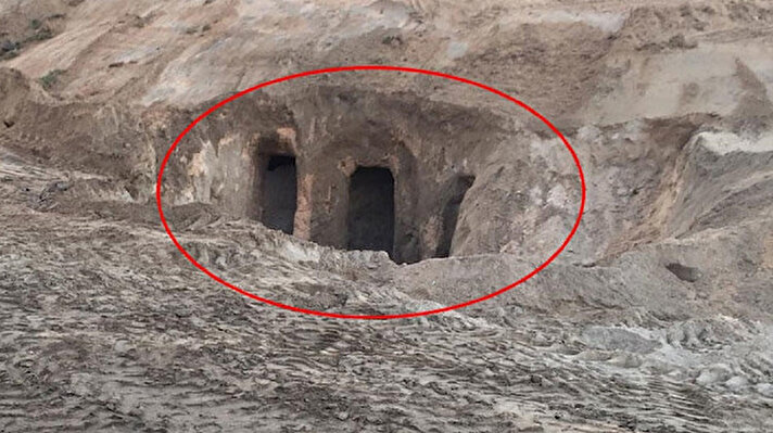 Nevşehir'de Acıgöl ilçesine bağlı Tatlarin beldesinde tarlasında çalışan Bahri Orhan tesadüfen kaya oyma mekan girişlerine rastladı.